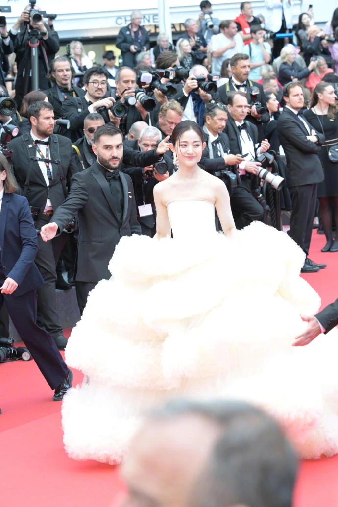 Mỹ nhân showbiz cầu cứu vì bị kẻ trộm cuỗm mất đồ giữa ban ngày ban mặt khi đang ở Pháp Mỹ nhân showbiz cầu cứu vì bị kẻ trộm cuỗm mất đồ giữa ban ngày ban mặt khi đang ở Pháp