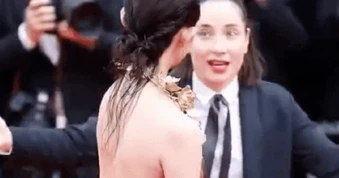 Mỹ nhân showbiz cầu cứu vì bị kẻ trộm cuỗm mất đồ giữa ban ngày ban mặt khi đang ở Pháp