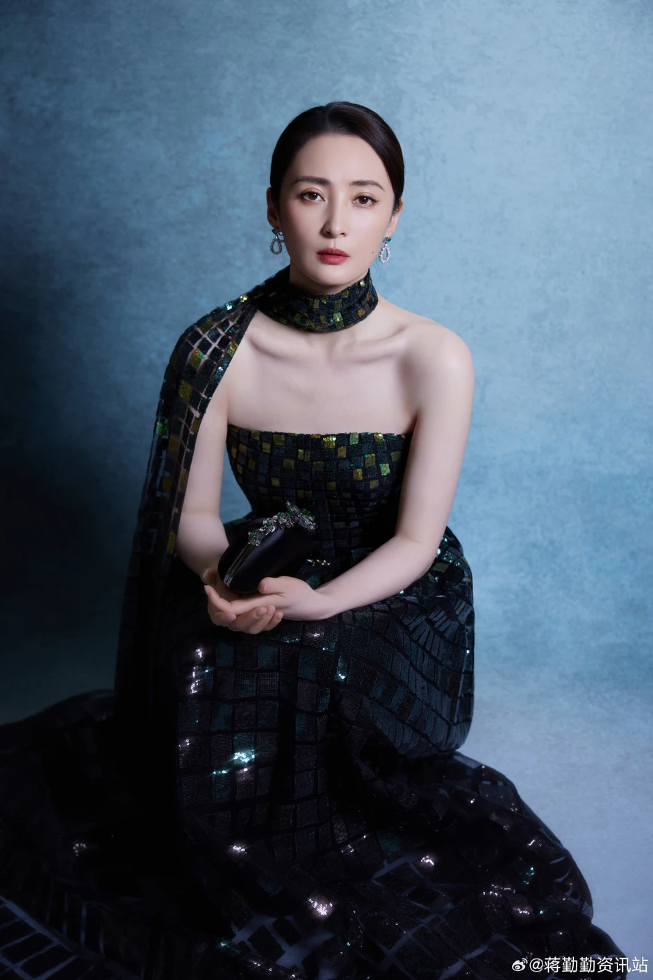 Mỹ nhân showbiz đang ăn, trợ lý riêng liền nhìn chằm chằm rồi lớn tiếng nhắc nhở: "Miếng thứ 3 rồi đó chị"