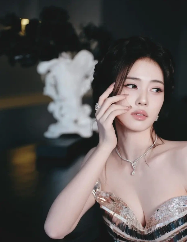 Mỹ nhân Trung Quốc lao đao vì tin đồn được đại gia hơn 21 tuổi “chống lưng” Mỹ nhân Trung Quốc lao đao vì tin đồn được đại gia hơn 21 tuổi “chống lưng”