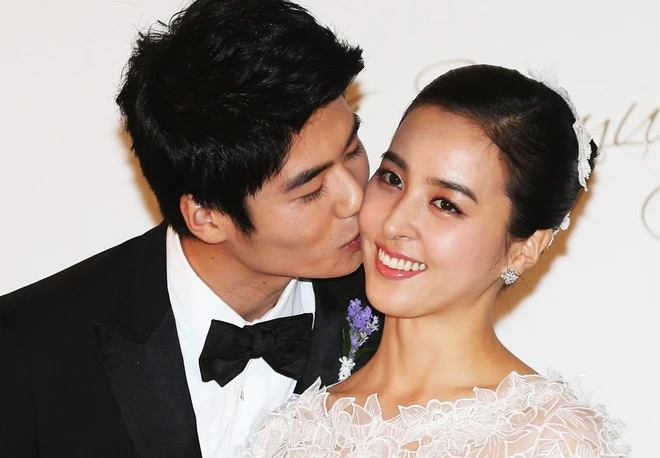 Mỹ nhân tuổi Dậu showbiz cưới cầu thủ tuyển quốc gia sau 4 tháng hẹn hò, tưởng hạnh phúc nào ngờ drama động trời Mỹ nhân tuổi Dậu showbiz cưới cầu thủ tuyển quốc gia sau 4 tháng hẹn hò, tưởng hạnh phúc nào ngờ drama động trời