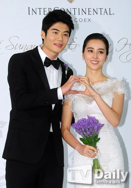 Mỹ nhân tuổi Dậu showbiz cưới cầu thủ tuyển quốc gia sau 4 tháng hẹn hò, tưởng hạnh phúc nào ngờ drama động trời Mỹ nhân tuổi Dậu showbiz cưới cầu thủ tuyển quốc gia sau 4 tháng hẹn hò, tưởng hạnh phúc nào ngờ drama động trời