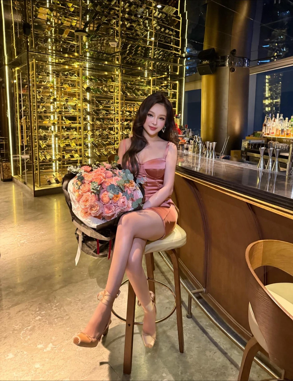 Mỹ nhân U40 vẫn đẹp như đôi mươi, khiến đại gia si mê suốt 13 năm, tặng biệt thự 100 tỷ Mỹ nhân U40 vẫn đẹp như đôi mươi, khiến đại gia si mê suốt 13 năm, tặng biệt thự 100 tỷ