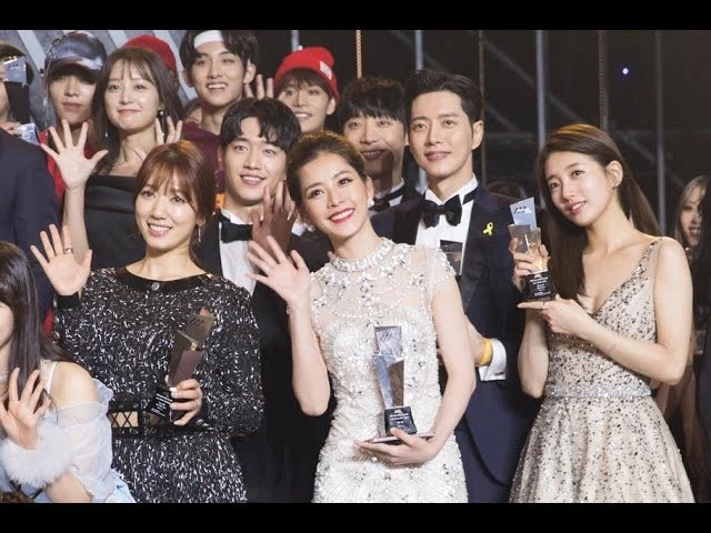 Mỹ nhân Việt làm lu mờ Kim Ji Won, đứng cạnh Suzy vẫn nổi bần bật Mỹ nhân Việt làm lu mờ Kim Ji Won, đứng cạnh Suzy vẫn nổi bần bật