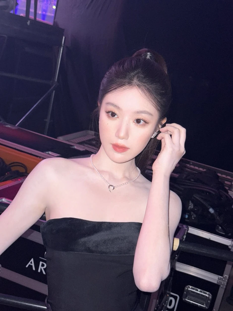 Mỹ nhân vừa bước lên thảm đỏ khiến cả MXH chói cả mắt: Đẹp như tranh vẽ, phải Bạch Tuyết không mà trắng thế? Mỹ nhân vừa bước lên thảm đỏ khiến cả MXH chói cả mắt: Đẹp như tranh vẽ, phải Bạch Tuyết không mà trắng thế?