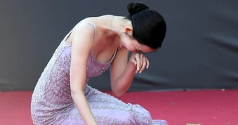 Mỹ nhân xứ Hàn gây sốt vì cú ngã “đẹp nhất thảm đỏ”