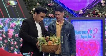 Mang thúng rau củ đi hẹn hò, ông bố hai con chinh phục được nữ công nhân