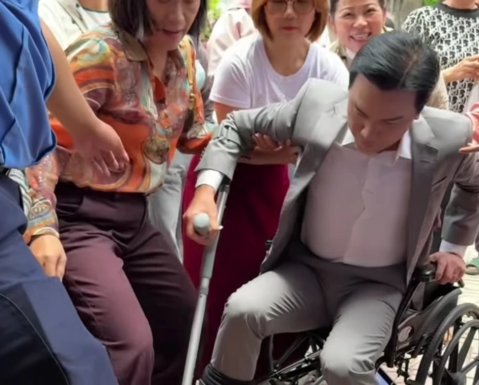 Mạnh Quỳnh về Việt Nam, phải ngồi xe lăn và chống nạng
