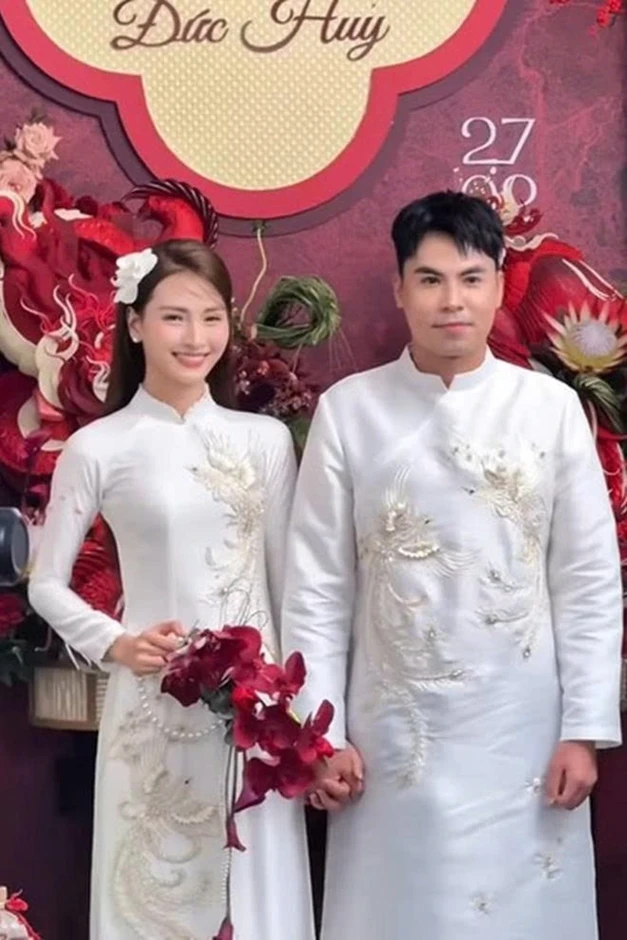 MC 'Bữa trưa vui vẻ' và cầu thủ Đức Huy tổ chức lễ ăn hỏi MC 'Bữa trưa vui vẻ' và cầu thủ Đức Huy tổ chức lễ ăn hỏi