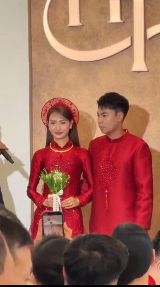 MC 'Bữa trưa vui vẻ' và cầu thủ Đức Huy tổ chức lễ ăn hỏi MC 'Bữa trưa vui vẻ' và cầu thủ Đức Huy tổ chức lễ ăn hỏi