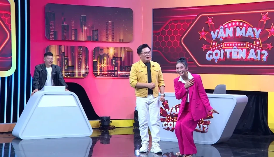 MC Đại Nghĩa bất ngờ trước màn đấu trí căng thẳng của dàn khách mời trẻ Vận may gọi tên ai MC Đại Nghĩa bất ngờ trước màn đấu trí căng thẳng của dàn khách mời trẻ Vận may gọi tên ai