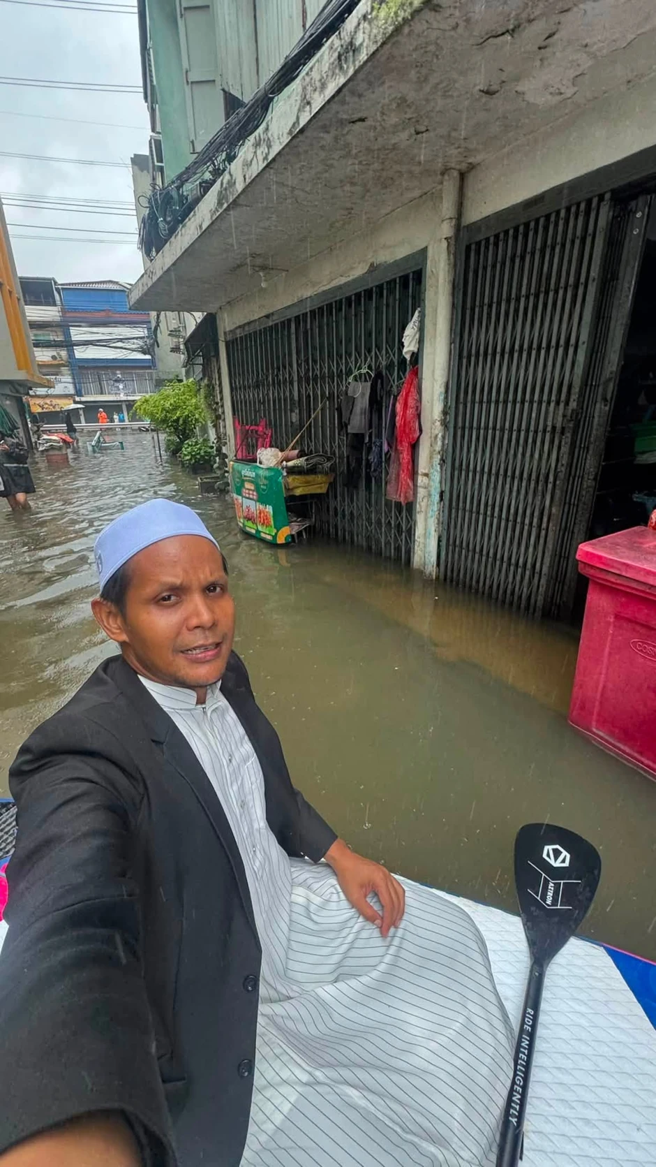 MC đám cưới chèo thuyền vượt đèn đỏ giữa ngày Bangkok ngập lụt, cảnh sát giao thông nói 1 câu hút 17 triệu người MC đám cưới chèo thuyền vượt đèn đỏ giữa ngày Bangkok ngập lụt, cảnh sát giao thông nói 1 câu hút 17 triệu người
