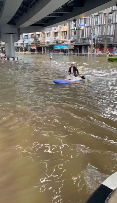 MC đám cưới chèo thuyền vượt đèn đỏ giữa ngày Bangkok ngập lụt, cảnh sát giao thông nói 1 câu hút 17 triệu người MC đám cưới chèo thuyền vượt đèn đỏ giữa ngày Bangkok ngập lụt, cảnh sát giao thông nói 1 câu hút 17 triệu người