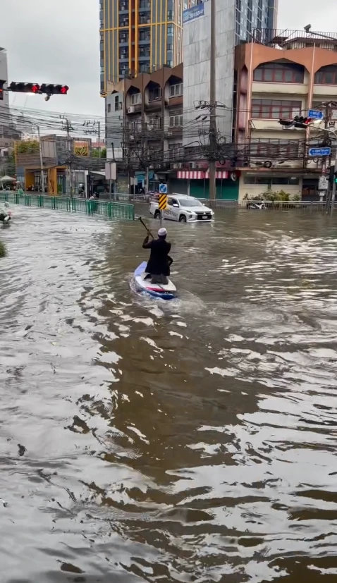 MC đám cưới chèo thuyền vượt đèn đỏ giữa ngày Bangkok ngập lụt, cảnh sát giao thông nói 1 câu hút 17 triệu người MC đám cưới chèo thuyền vượt đèn đỏ giữa ngày Bangkok ngập lụt, cảnh sát giao thông nói 1 câu hút 17 triệu người