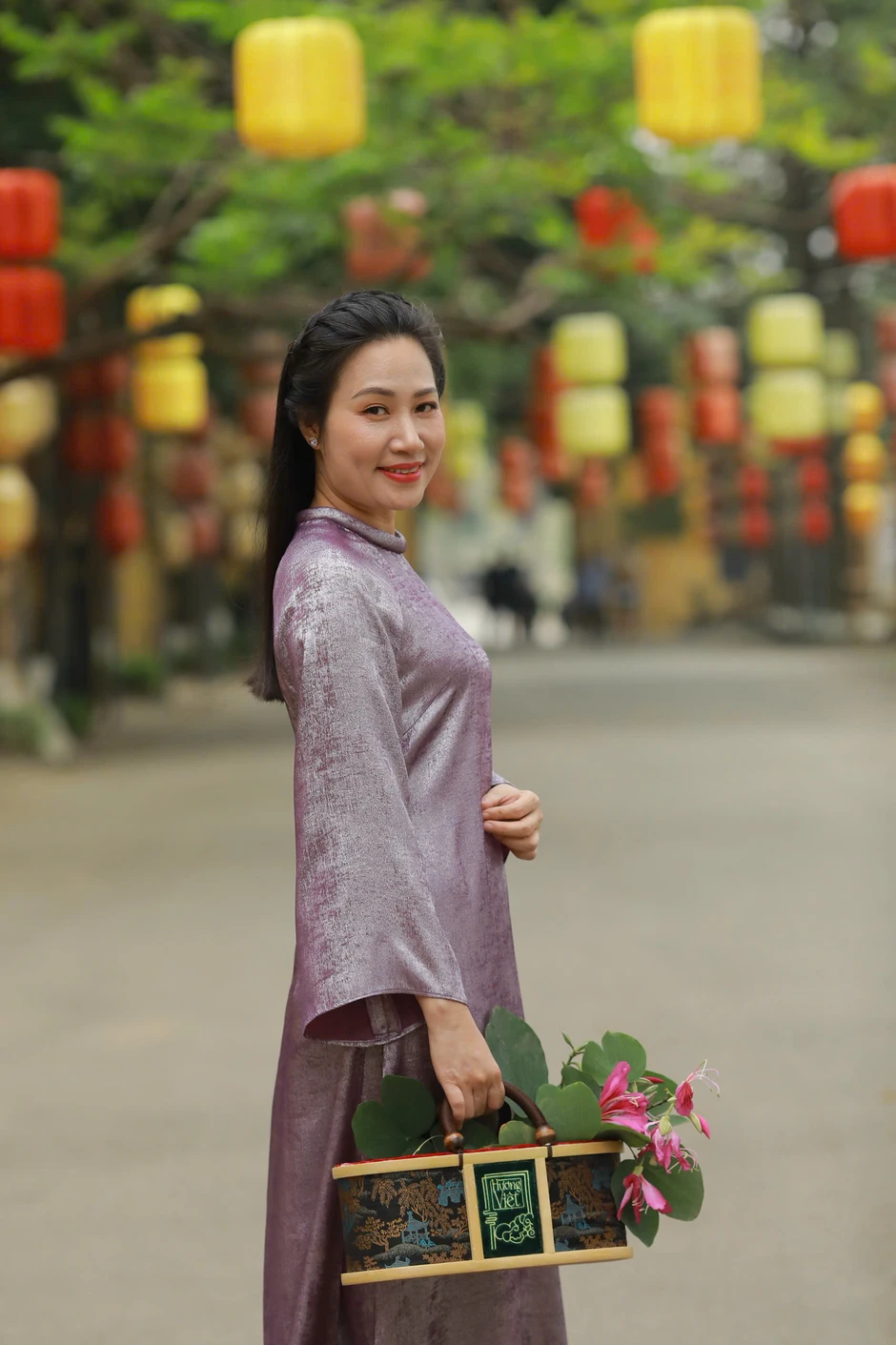 MC Hạnh AnAn: "Tôi chỉ là người sống ở Hà Nội và rất biết ơn mảnh đất này đã cưu mang tôi" MC Hạnh AnAn: "Tôi chỉ là người sống ở Hà Nội và rất biết ơn mảnh đất này đã cưu mang tôi"