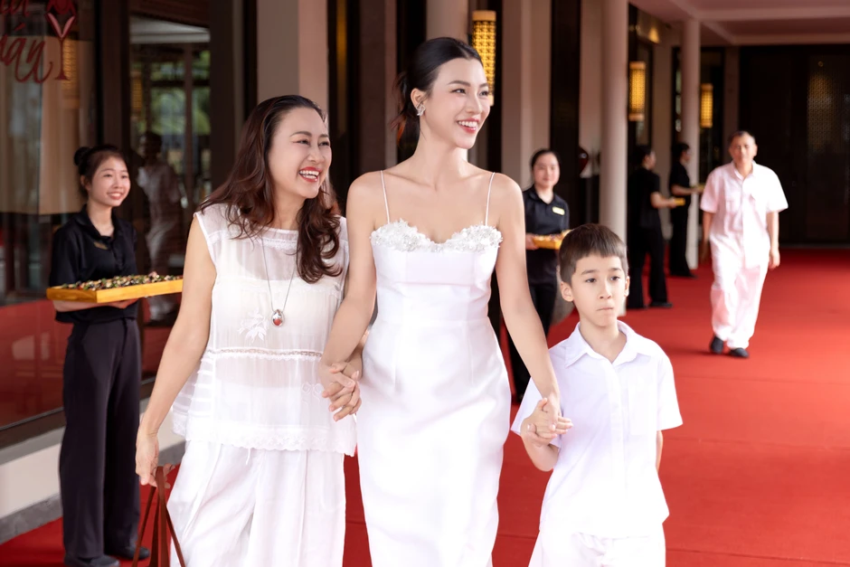 MC Hoàng Oanh trẻ trung ở tuổi 36, hiếm hoi đưa con trai lai Tây xuất hiện MC Hoàng Oanh trẻ trung ở tuổi 36, hiếm hoi đưa con trai lai Tây xuất hiện