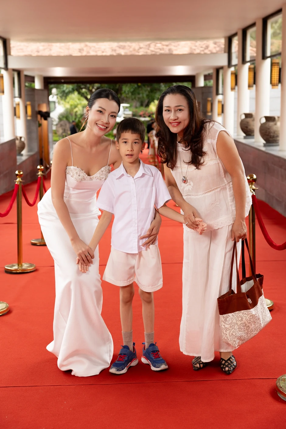 MC Hoàng Oanh trẻ trung ở tuổi 36, hiếm hoi đưa con trai lai Tây xuất hiện MC Hoàng Oanh trẻ trung ở tuổi 36, hiếm hoi đưa con trai lai Tây xuất hiện