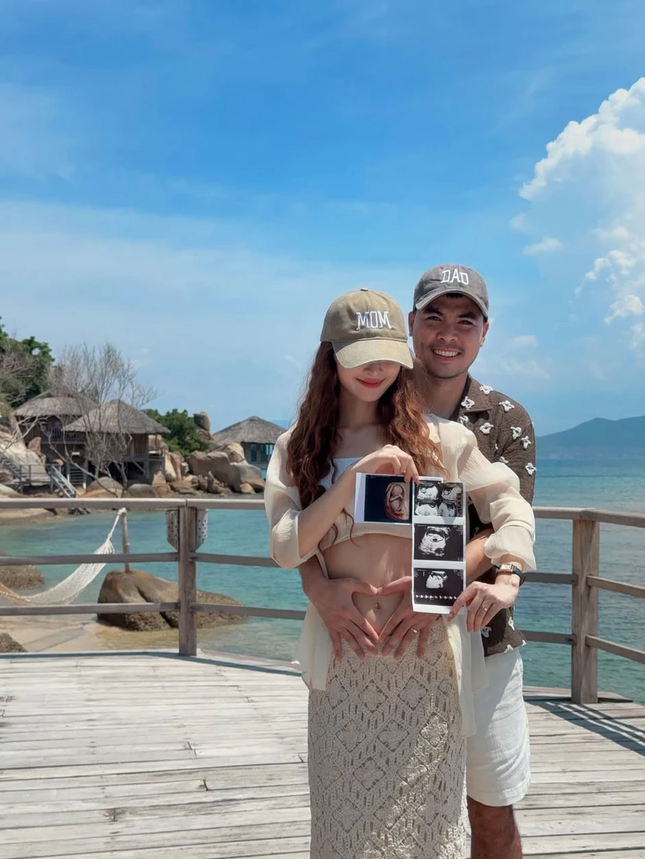 MC Huyền Trang và cầu thủ Đức Huy báo tin vui MC Huyền Trang và cầu thủ Đức Huy báo tin vui
