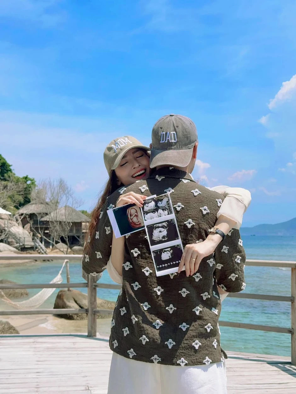 MC Huyền Trang và cầu thủ Đức Huy báo tin vui MC Huyền Trang và cầu thủ Đức Huy báo tin vui