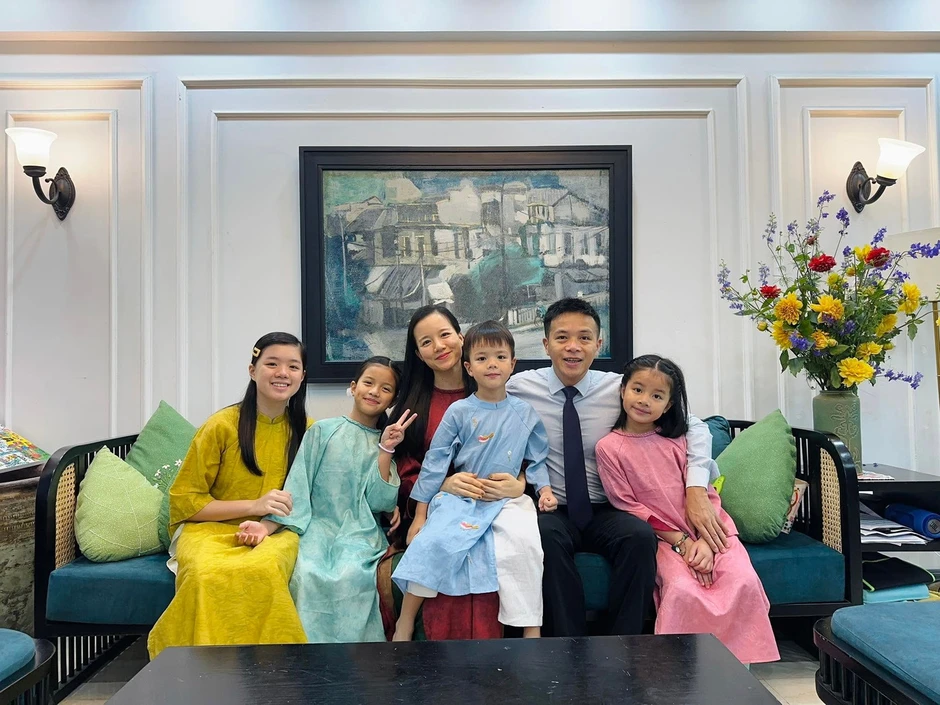 MC Minh Trang nuôi 4 con sau ly hôn MC Minh Trang nuôi 4 con sau ly hôn