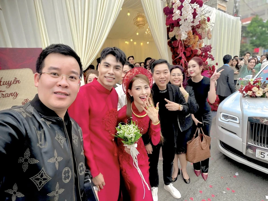 MC Mù Tạt rạng rỡ trong lễ ăn hỏi với cầu thủ Đức Huy MC Mù Tạt rạng rỡ trong lễ ăn hỏi với cầu thủ Đức Huy
