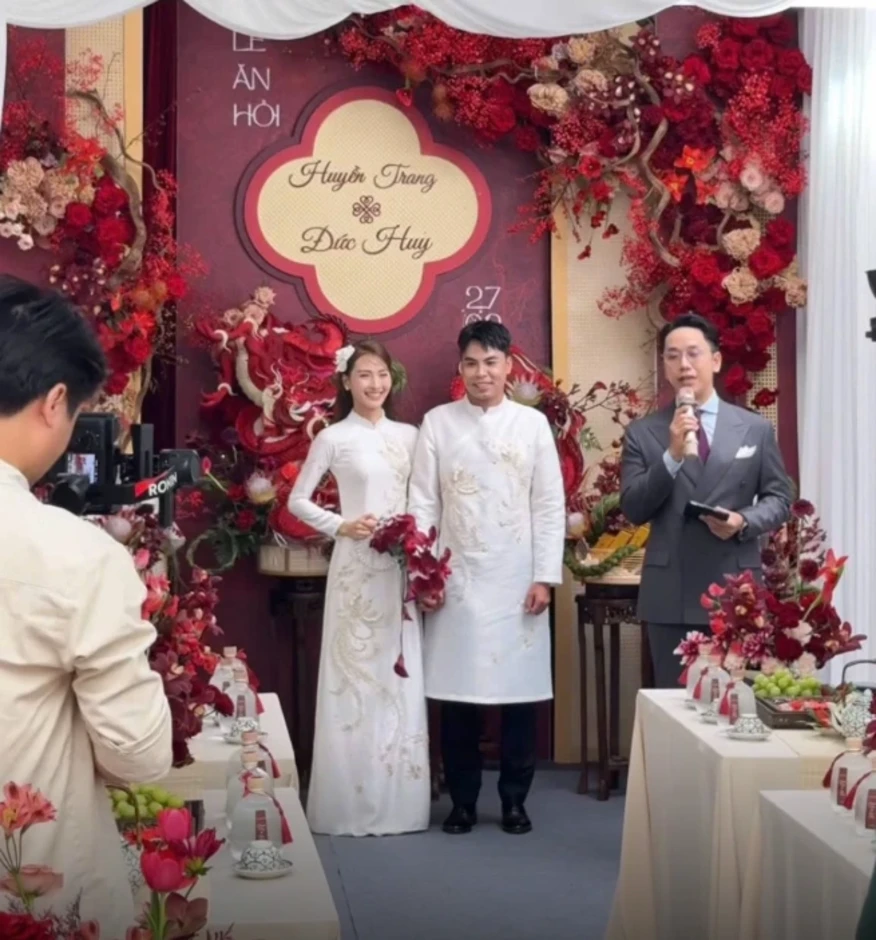 MC Mù Tạt rạng rỡ trong lễ ăn hỏi với cầu thủ Đức Huy MC Mù Tạt rạng rỡ trong lễ ăn hỏi với cầu thủ Đức Huy