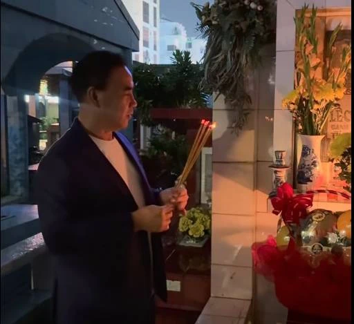 MC Quyền Linh đến mộ Lê Công Tuấn Anh nghẹn ngào: "Chào bạn hiền nhé" MC Quyền Linh đến mộ Lê Công Tuấn Anh nghẹn ngào: "Chào bạn hiền nhé"