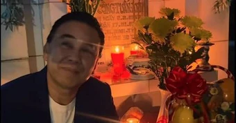 MC Quyền Linh đến mộ Lê Công Tuấn Anh nghẹn ngào: "Chào bạn hiền nhé"