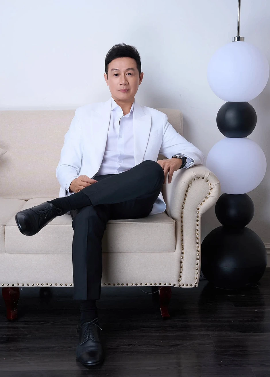 MC SN 1974 là con trai Giáo sư âm nhạc: Thủ khoa Nhạc viện Hà Nội, đi dẫn Hoa hậu Việt Nam được vợ như ý