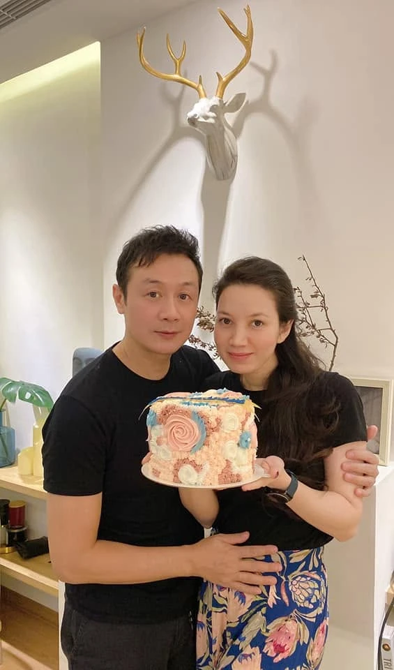 MC SN 1974 là con trai Giáo sư âm nhạc: Thủ khoa Nhạc viện Hà Nội, đi dẫn Hoa hậu Việt Nam được vợ như ý