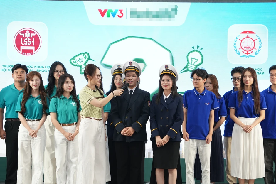 MC Sơn Lâm nhuộm tóc, giảm 4 kg để trẻ trung hơn khi dẫn "Sinh viên thế hệ mới" cùng Khánh Vy