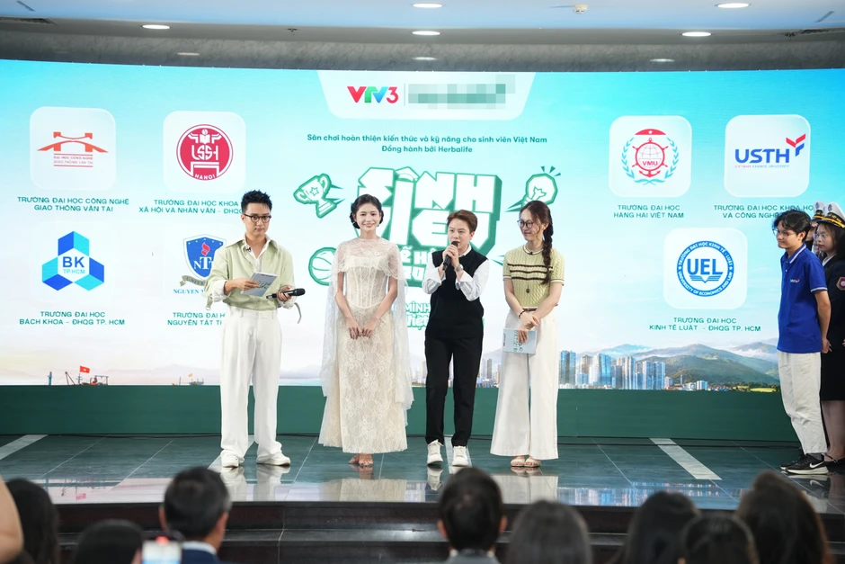MC Sơn Lâm nhuộm tóc, giảm 4 kg để trẻ trung hơn khi dẫn "Sinh viên thế hệ mới" cùng Khánh Vy