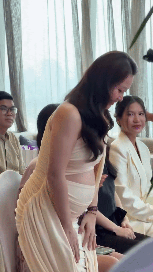 Mẹ bầu Khả Ngân lẻ bóng đi sự kiện, Nhan Phúc Vinh ra nước ngoài để làm một việc Mẹ bầu Khả Ngân lẻ bóng đi sự kiện, Nhan Phúc Vinh ra nước ngoài để làm một việc