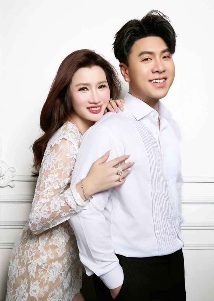 Mẹ đơn thân 3 con, giàu có vừa lấy nam ca sĩ Việt nổi đình đám một thời: "Chồng tôi rất ngoan" Mẹ đơn thân 3 con, giàu có vừa lấy nam ca sĩ Việt nổi đình đám một thời: "Chồng tôi rất ngoan"