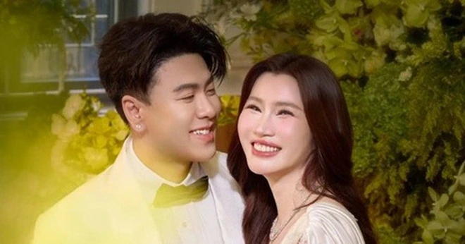 Mẹ đơn thân 3 con, giàu có vừa lấy nam ca sĩ Việt nổi đình đám một thời: "Chồng tôi rất ngoan" Mẹ đơn thân 3 con, giàu có vừa lấy nam ca sĩ Việt nổi đình đám một thời: "Chồng tôi rất ngoan"