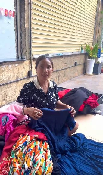Mẹ đơn thân là NSƯT miền Nam đóng cửa quán cafe, bán đồ cũ: “Người ta nói tôi quá trời luôn” Mẹ đơn thân là NSƯT miền Nam đóng cửa quán cafe, bán đồ cũ: “Người ta nói tôi quá trời luôn”