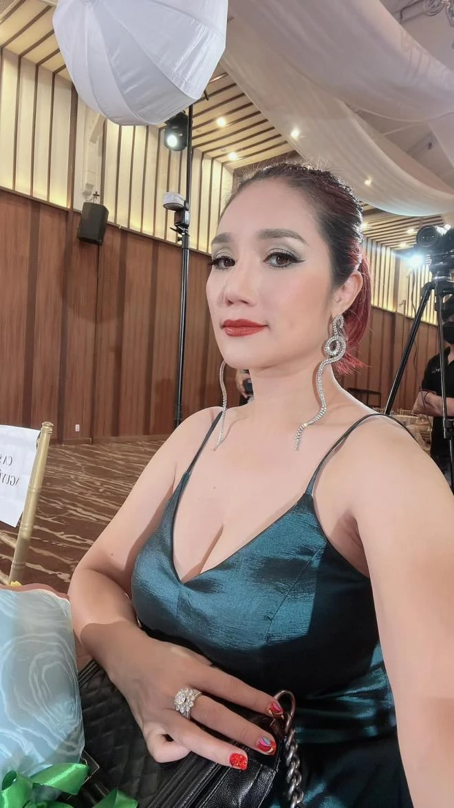 Mẹ đơn thân là NSƯT miền Nam đóng cửa quán cafe, bán đồ cũ: “Người ta nói tôi quá trời luôn” Mẹ đơn thân là NSƯT miền Nam đóng cửa quán cafe, bán đồ cũ: “Người ta nói tôi quá trời luôn”