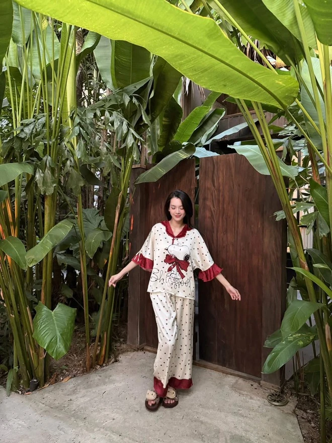 Mẹ đơn thân Vbiz được thiếu gia Vĩnh Long si mê rước về làm vợ, giờ sống trong khu nghĩ dưỡng rộng 12.000 m2 Mẹ đơn thân Vbiz được thiếu gia Vĩnh Long si mê rước về làm vợ, giờ sống trong khu nghĩ dưỡng rộng 12.000 m2