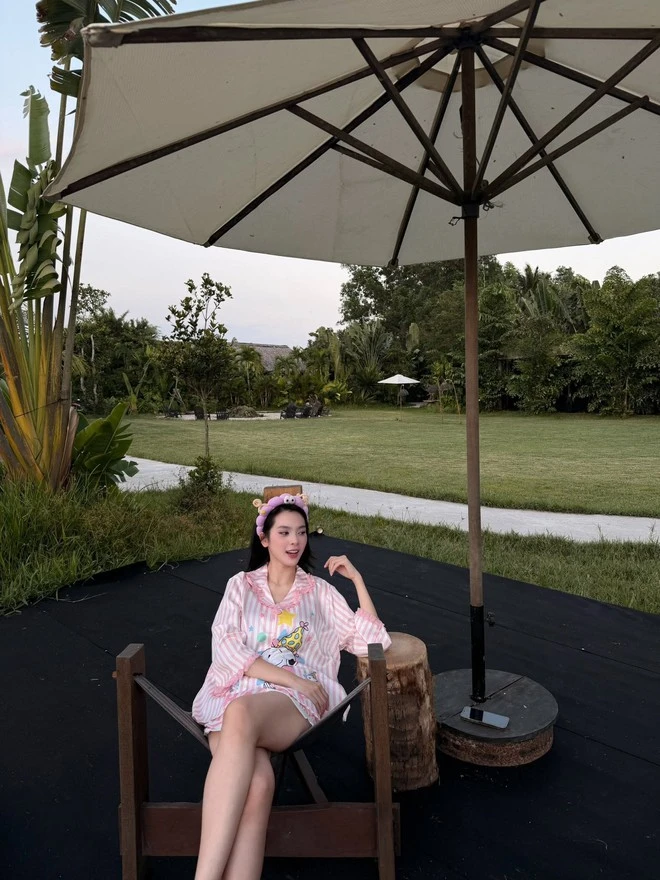 Mẹ đơn thân Vbiz được thiếu gia Vĩnh Long si mê rước về làm vợ, giờ sống trong khu nghĩ dưỡng rộng 12.000 m2 Mẹ đơn thân Vbiz được thiếu gia Vĩnh Long si mê rước về làm vợ, giờ sống trong khu nghĩ dưỡng rộng 12.000 m2