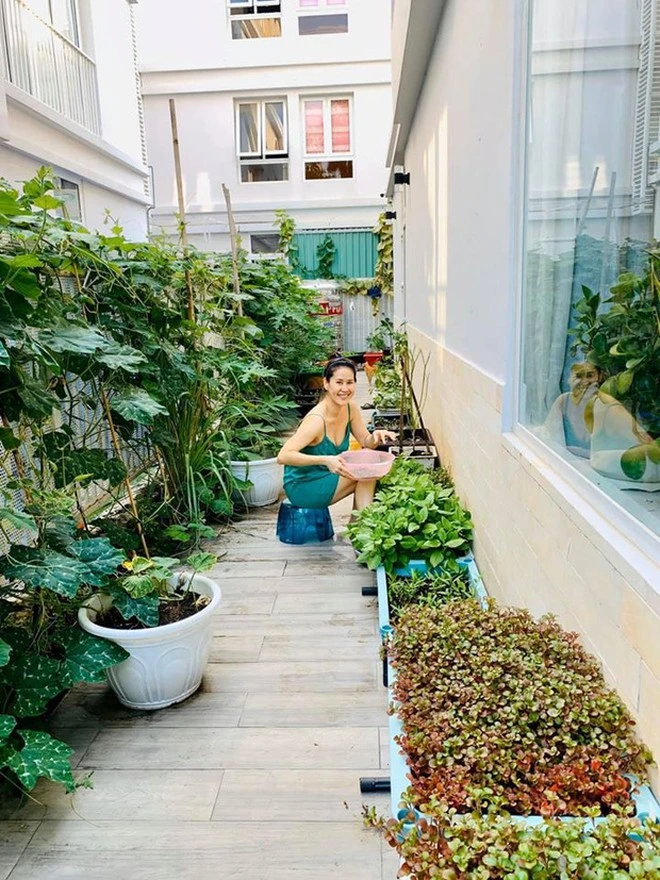 Mẹ đơn thân Vbiz sống trong biệt thự 4 tầng ở TP.HCM, U50 mà đứng cạnh Tăng Thanh Hà vẫn sáng bừng Mẹ đơn thân Vbiz sống trong biệt thự 4 tầng ở TP.HCM, U50 mà đứng cạnh Tăng Thanh Hà vẫn sáng bừng