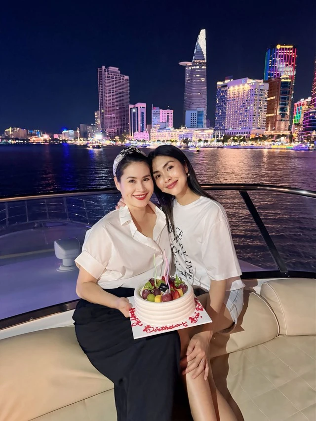 Mẹ đơn thân Vbiz sống trong biệt thự 4 tầng ở TP.HCM, U50 mà đứng cạnh Tăng Thanh Hà vẫn sáng bừng Mẹ đơn thân Vbiz sống trong biệt thự 4 tầng ở TP.HCM, U50 mà đứng cạnh Tăng Thanh Hà vẫn sáng bừng