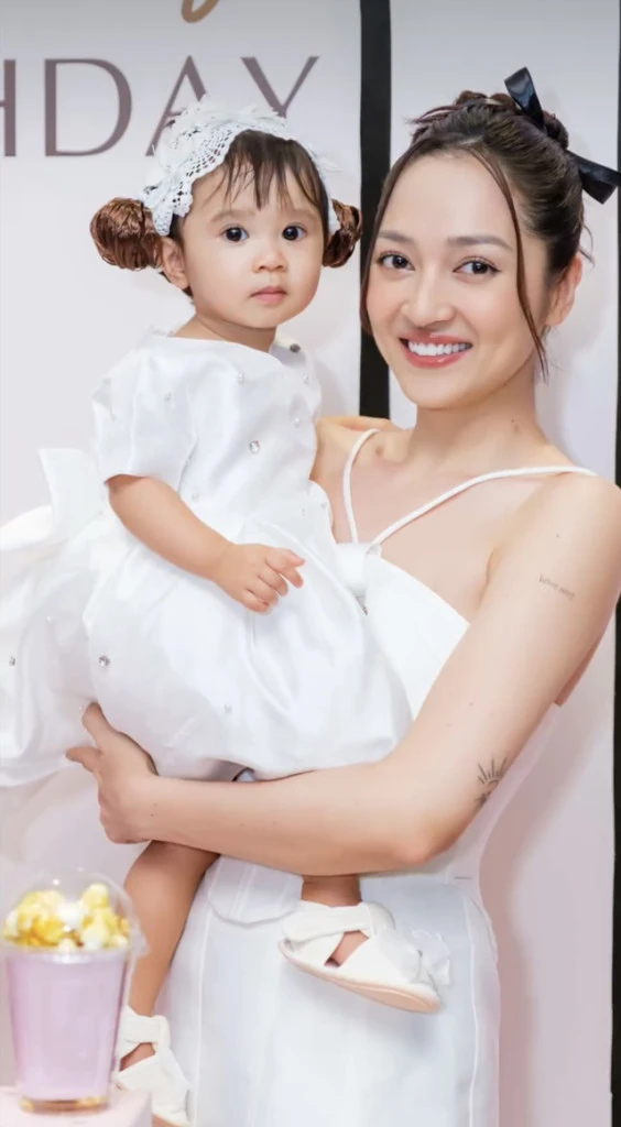 Mẹ đơn thân Vbiz vừa là Chị Đẹp vừa là Em Xinh, hát ballad lên top 1 cả nước Mẹ đơn thân Vbiz vừa là Chị Đẹp vừa là Em Xinh, hát ballad lên top 1 cả nước