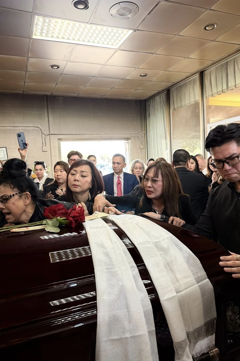Mẹ Kasim Hoàng Vũ sẽ đưa tro cốt con trai về Việt Nam, xúc động: "Tuổi già mẹ biết nương tựa vào ai" Mẹ Kasim Hoàng Vũ sẽ đưa tro cốt con trai về Việt Nam, xúc động: "Tuổi già mẹ biết nương tựa vào ai"