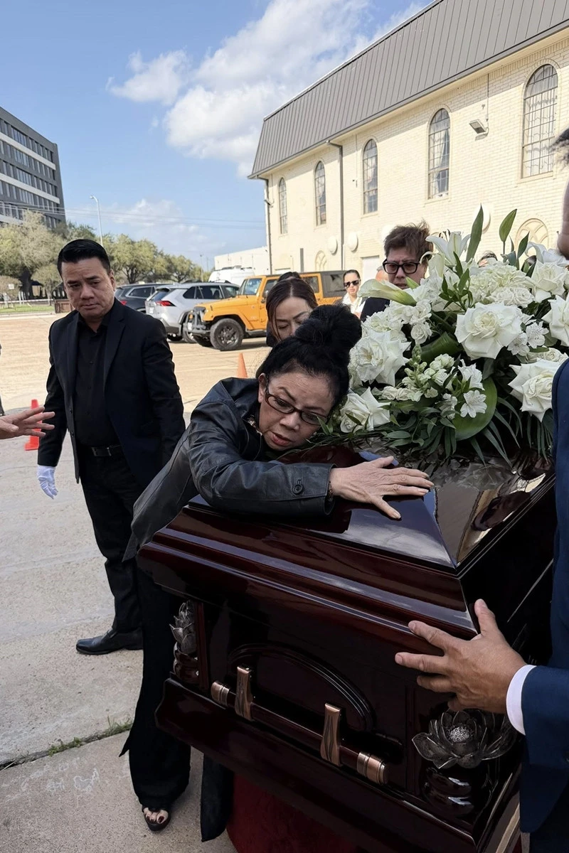 Mẹ Kasim Hoàng Vũ sẽ đưa tro cốt con trai về Việt Nam, xúc động: "Tuổi già mẹ biết nương tựa vào ai" Mẹ Kasim Hoàng Vũ sẽ đưa tro cốt con trai về Việt Nam, xúc động: "Tuổi già mẹ biết nương tựa vào ai"