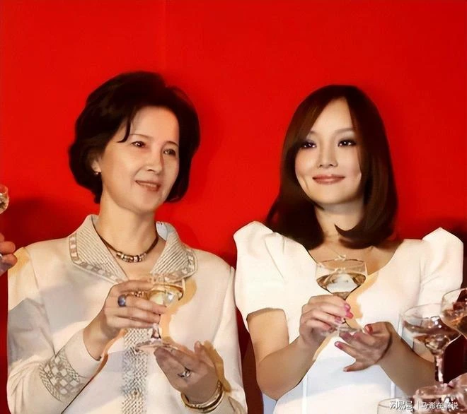 Mẹ Lý Tiểu Lộ hối hận cả đời vì để con gái lấy chồng “đũa lệch” Mẹ Lý Tiểu Lộ hối hận cả đời vì để con gái lấy chồng “đũa lệch”
