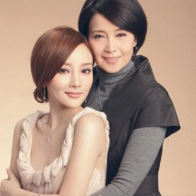 Mẹ Lý Tiểu Lộ hối hận cả đời vì để con gái lấy chồng “đũa lệch” Mẹ Lý Tiểu Lộ hối hận cả đời vì để con gái lấy chồng “đũa lệch”