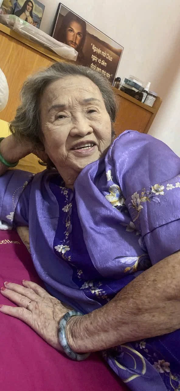 Mẹ ruột Hoài Linh: "Con trai về rồi mà sao vẫn chưa qua thăm mẹ?" Mẹ ruột Hoài Linh: "Con trai về rồi mà sao vẫn chưa qua thăm mẹ?"