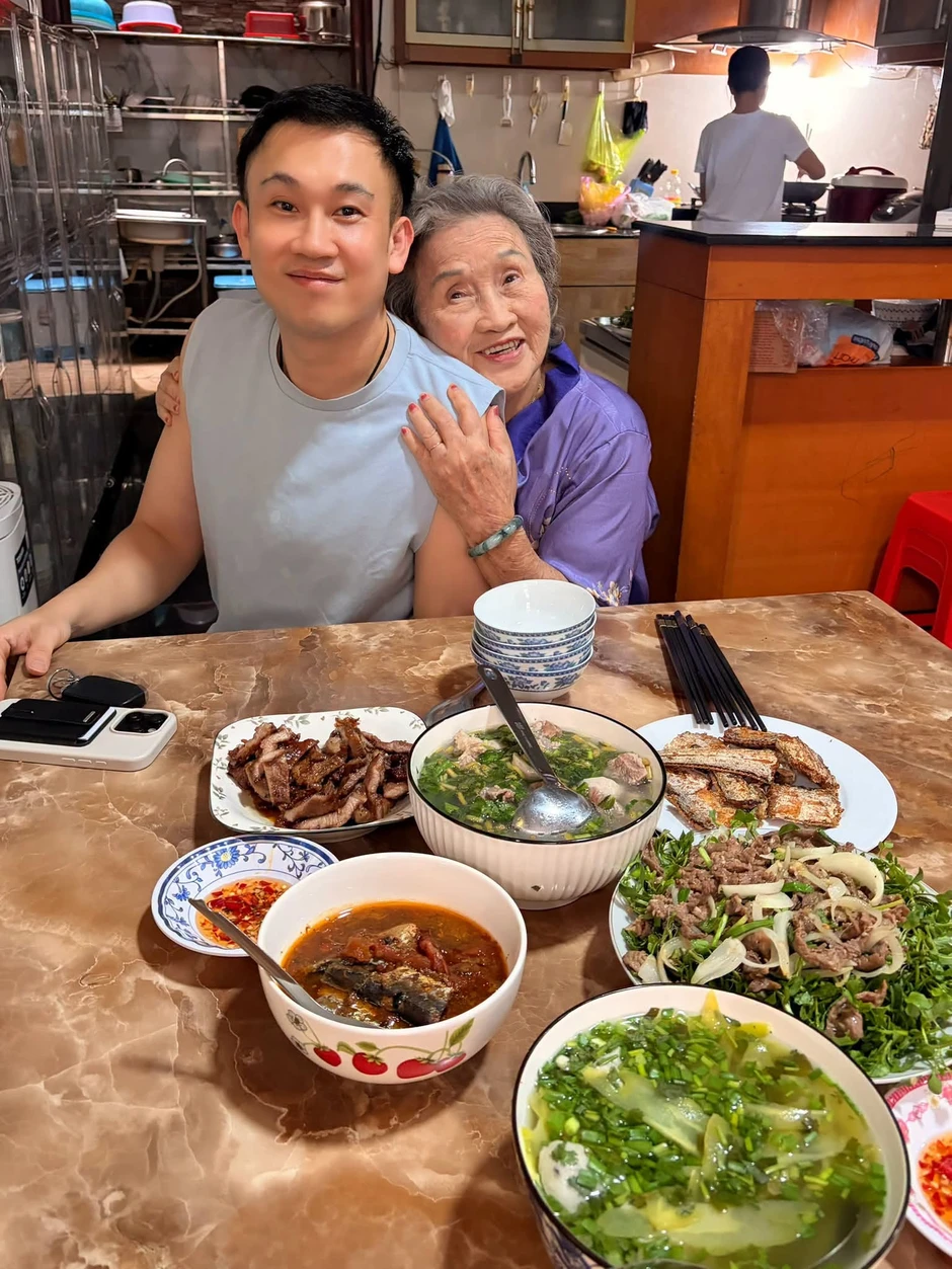 Mẹ ruột Hoài Linh: "Con trai về rồi mà sao vẫn chưa qua thăm mẹ?" Mẹ ruột Hoài Linh: "Con trai về rồi mà sao vẫn chưa qua thăm mẹ?"
