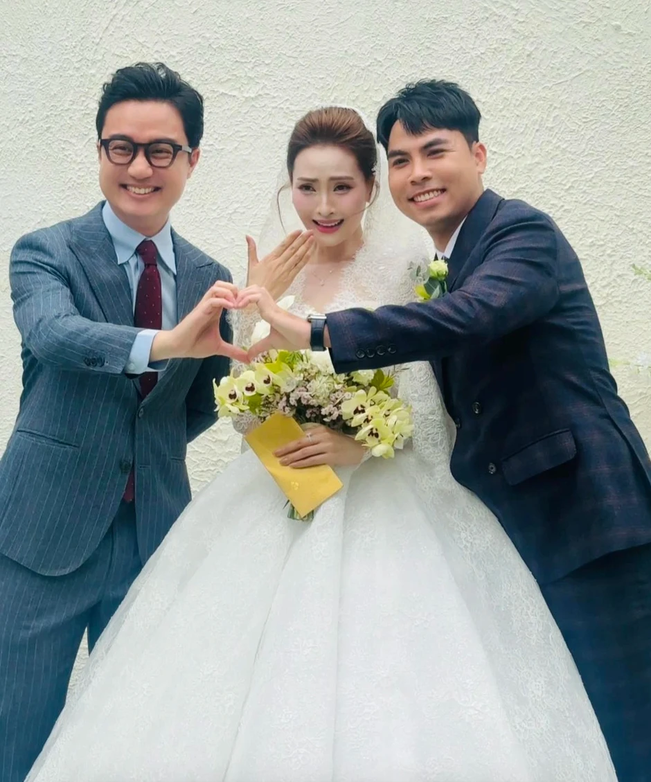 Mẹ vợ làm thơ tặng Đức Huy trong lễ cưới với MC Mù Tạt Mẹ vợ làm thơ tặng Đức Huy trong lễ cưới với MC Mù Tạt