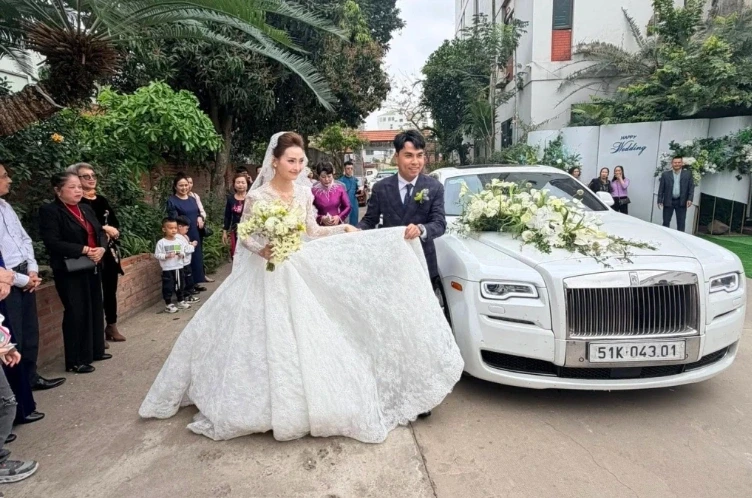 Mẹ vợ làm thơ tặng Đức Huy trong lễ cưới với MC Mù Tạt Mẹ vợ làm thơ tặng Đức Huy trong lễ cưới với MC Mù Tạt